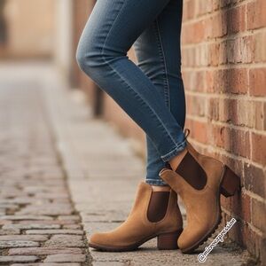 Frye Sabrina Chelsea Tan/Brown Suede Moto Block Heel Pull On Chunky Ankle Boot